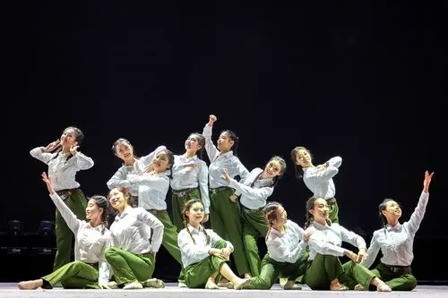 大学生艺术团舞蹈团演出节目《芳华》【学通社记者 骆嘉 摄】_副本