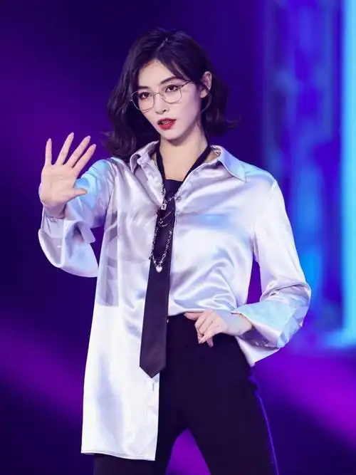 许佳琪这次妆造绝了!橙色波浪发美拉德色系穿搭,慵懒范也太美了