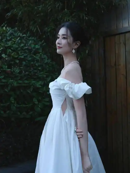 乔欣纯白纸巾婚纱照优雅高贵,迷人迷人_白色_连衣裙_一身