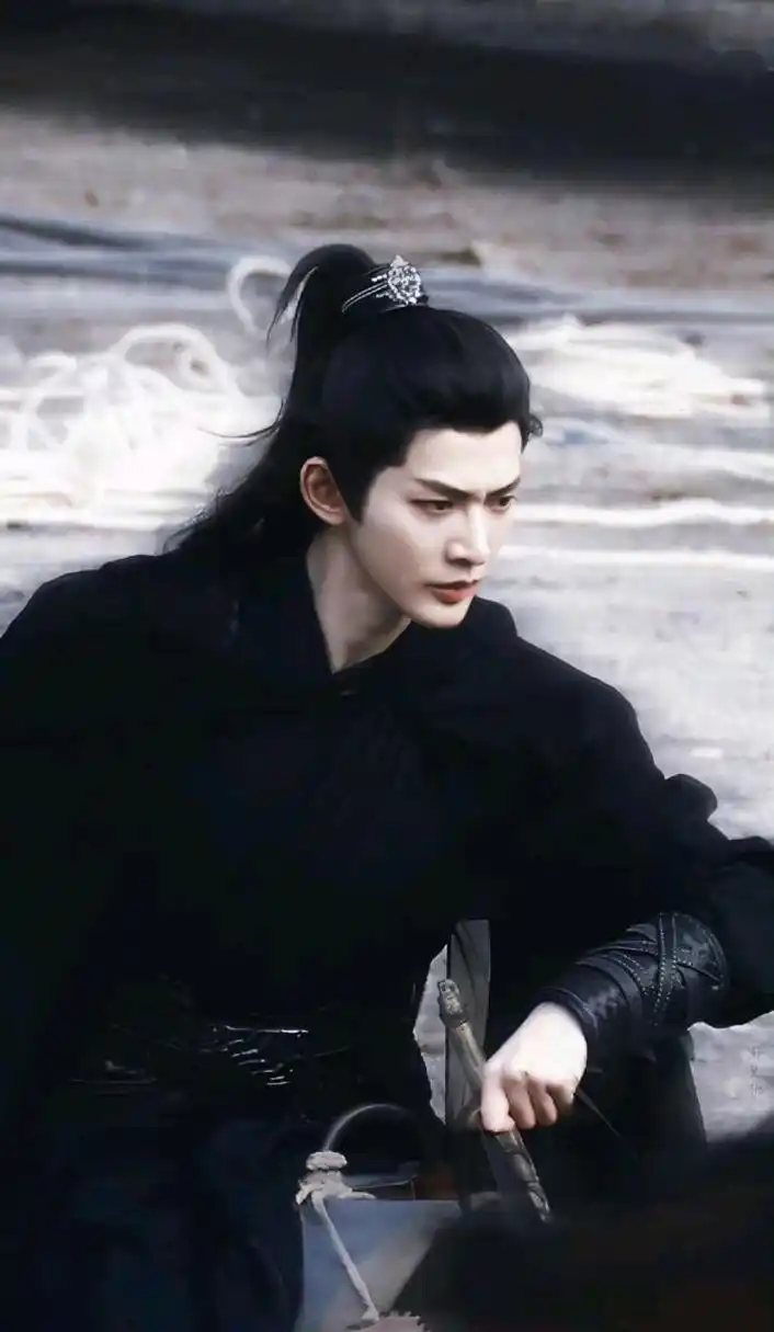 不管是古装的长衫想,还是现代装的外套,都是那么多帅气!#邓为