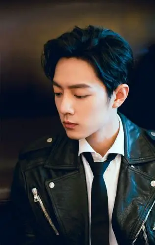 肖战帅气图片,一路虽有风雨但仍坚持自我,为你加油