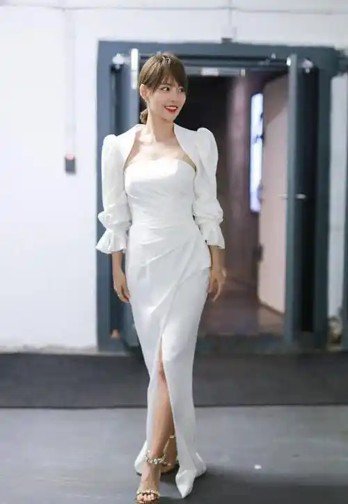 张嘉倪穿白色连衣裙太纯情了,还挺有清纯感的,看起来不显龄_初恋_女性