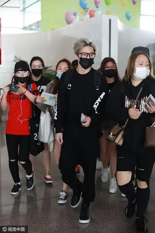 薛之谦银发随风飞舞获迷妹紧紧围绕