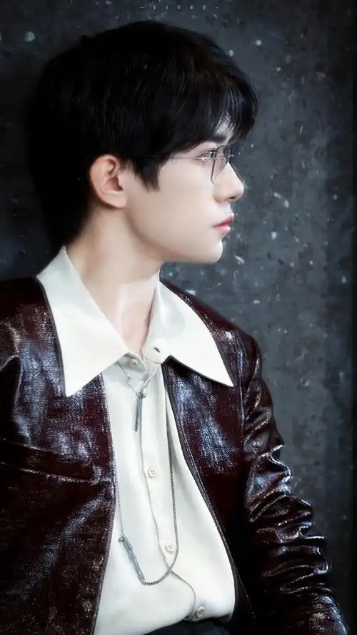 易烊千玺复古红皮衣##易烊千玺二三逢时戢鳞风起##vogue时尚之力驶後