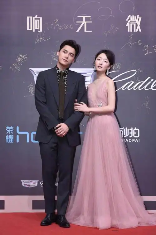 李易峰向周冬雨献殷勤被拒: 弯腰欲为女方提裙, 周冬雨甩裙拒绝