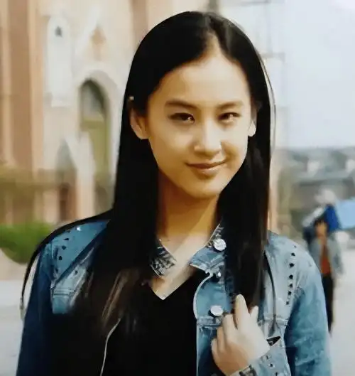 她一年2亿零花钱,演周星驰"盲女"出名!