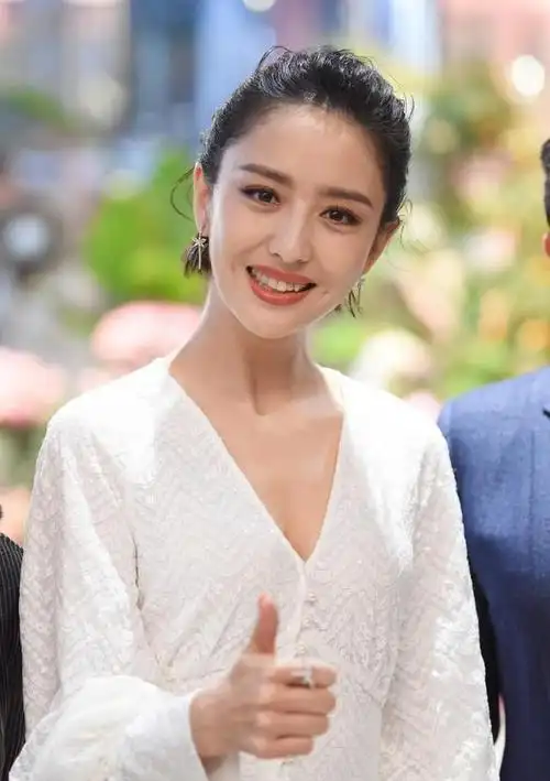 佟丽娅离婚后放开了,穿吊带小黑裙身材饱满,40岁性感迷人