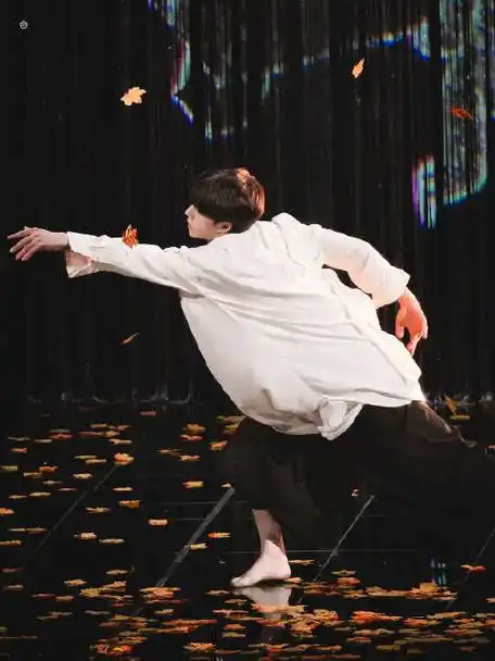 王一博赤脚跳舞