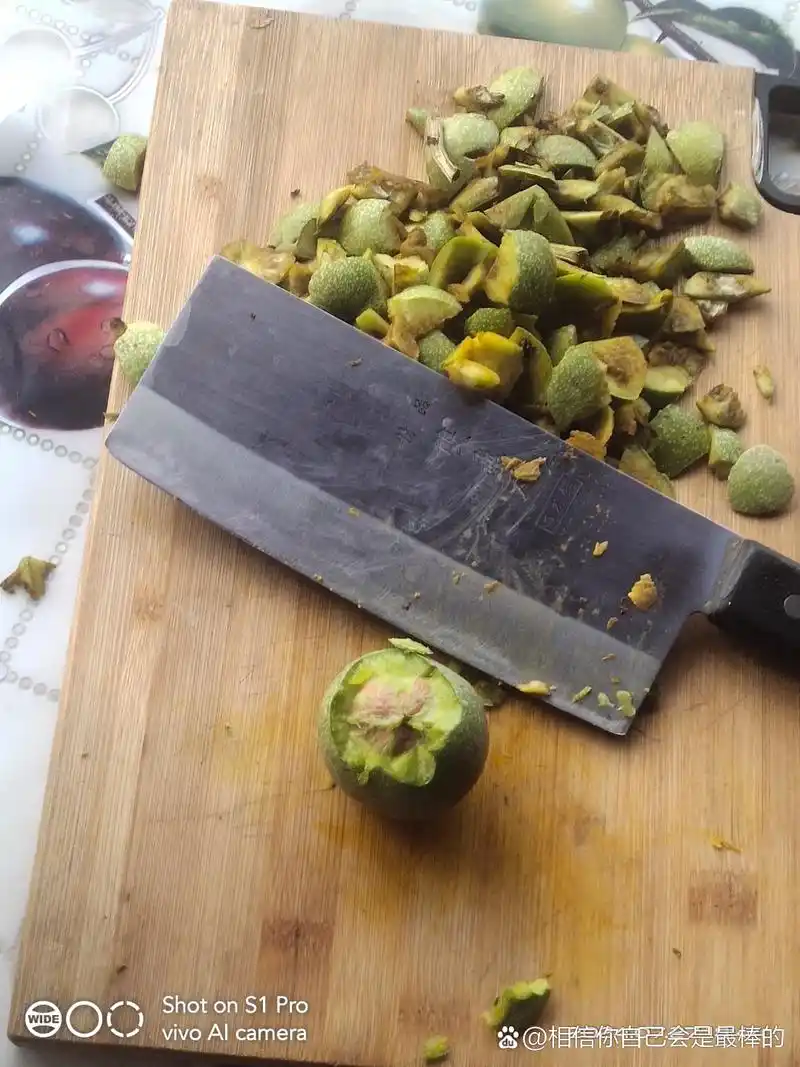 切开的青苹果,散落的果肉,刀上还沾着新鲜的红色汁液,配上旁边完整的