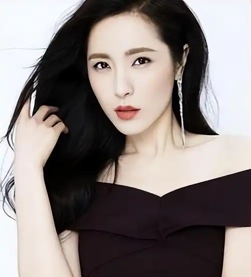 曾黎,这位被赞誉为"中戏最美校花"的女神,曾经以她的魅力迷倒了无数