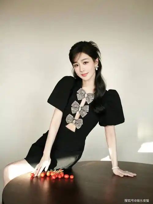 杨紫一袭蝴蝶结小黑裙写真妆容精致气质温柔优雅