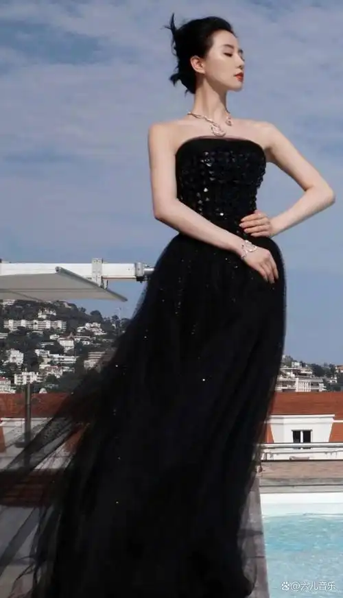 最近刘诗诗现身某活动现场,身着黑色长裙,优雅高贵如黑天鹅一般.