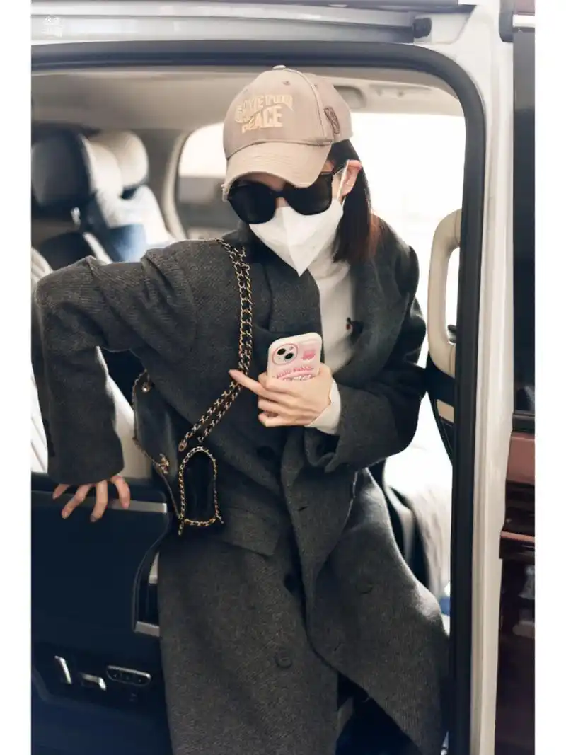 李一桐今日机场穿搭 头戴棒球帽, 白色打底针织衫