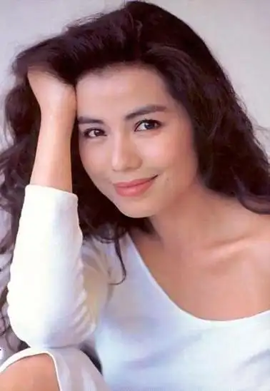 钟楚红年轻时美得透着灵气,她的面庞天真明媚,眼睛顾盼生辉,眼波流转