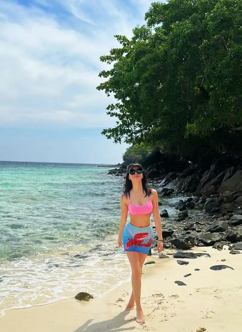 杨采钰海边穿搭  春天来了,夏天还远吗 在阳光灿烂的夏天里 像杨采钰