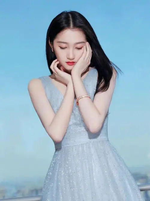 关晓彤越大越美了,一起浅蓝色的v领礼服华丽精致,时髦优雅又高级,美得