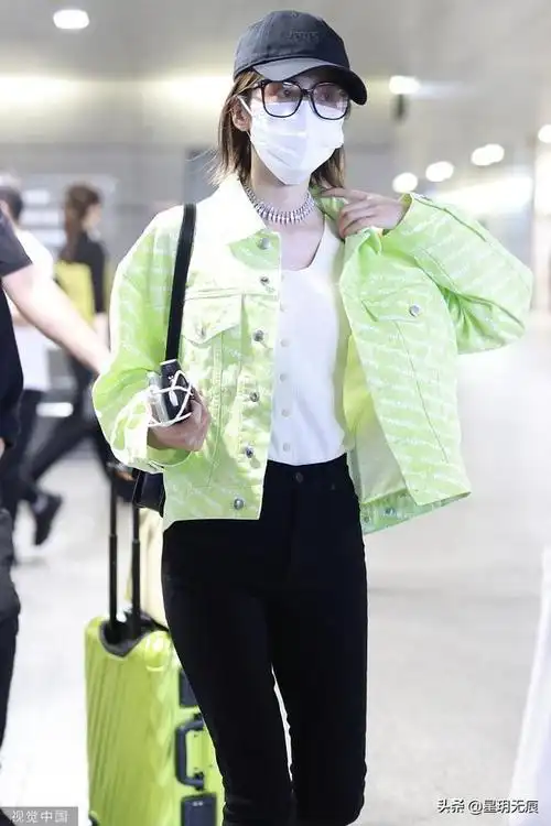 2021年9月17日,上海,唐艺昕现身机场,她穿嫩绿色外套搭黑色小脚裤,亮
