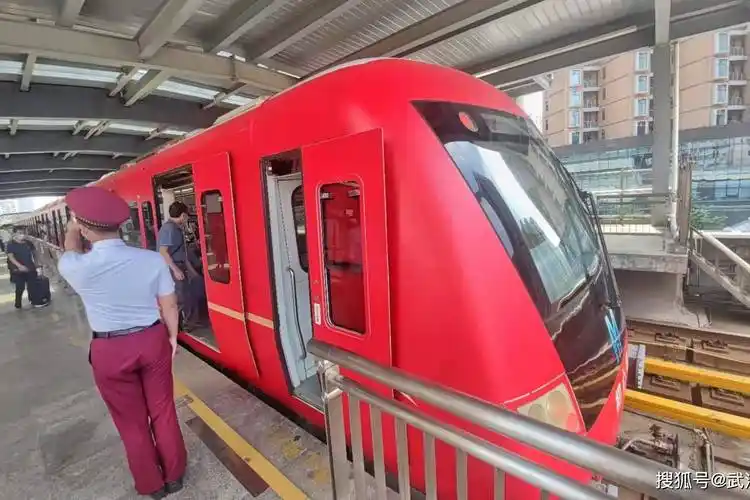 偶遇红色地铁红色列车