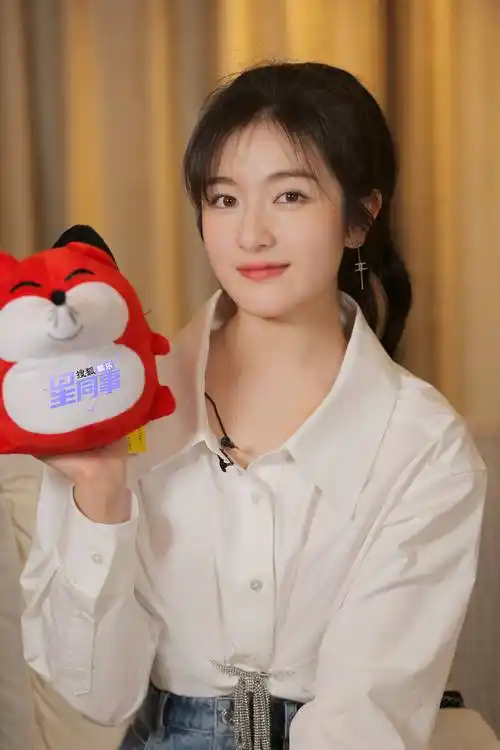 李兰迪聊吻戏内卷 爆与叔圈天菜王阳拍恋爱戏经验_娱乐_什么_陈星旭