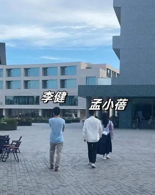 李健爱妻人设遭质疑,和孟小蓓出门保持距离,疑嫌弃妻子胖太多!