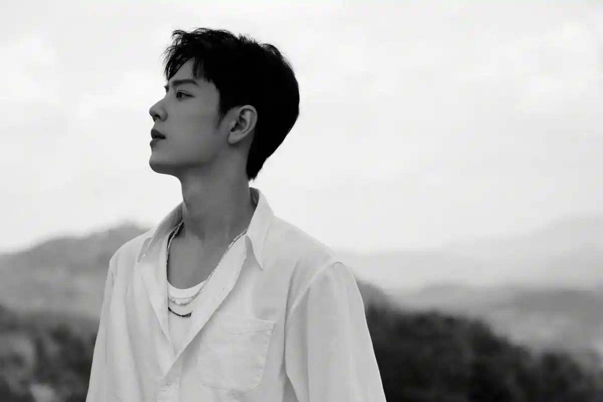 肖战:黑白色调帅照,侧脸更耐看