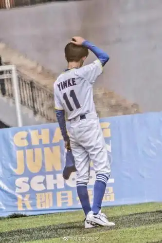 易烊千玺背影照合集 记录少年的成长