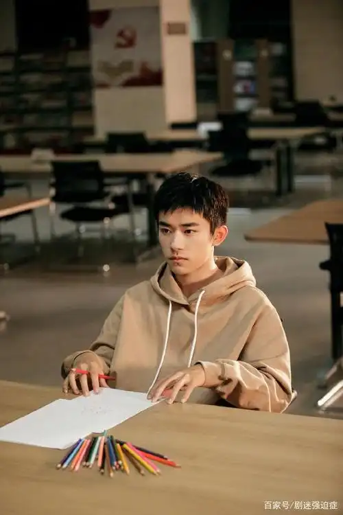 易烊千玺一件简单的msgm卫衣,清爽短发造型