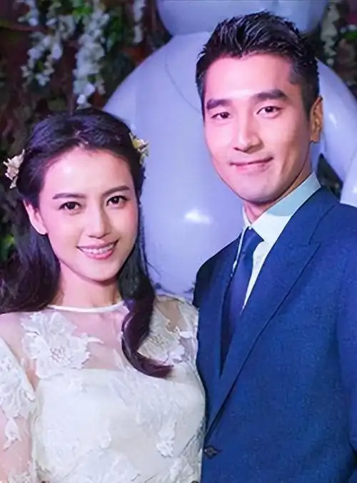 2009年,赵又廷兴高采烈地带女友张钧甯回家见父母,赵父却说