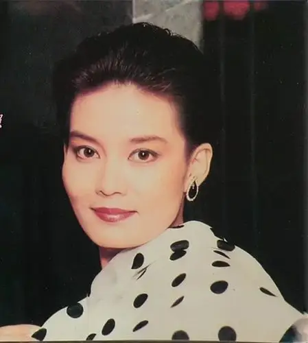 1964年父亲服药自杀10岁潘虹孤身一人坐3天3夜火车送骨灰回家