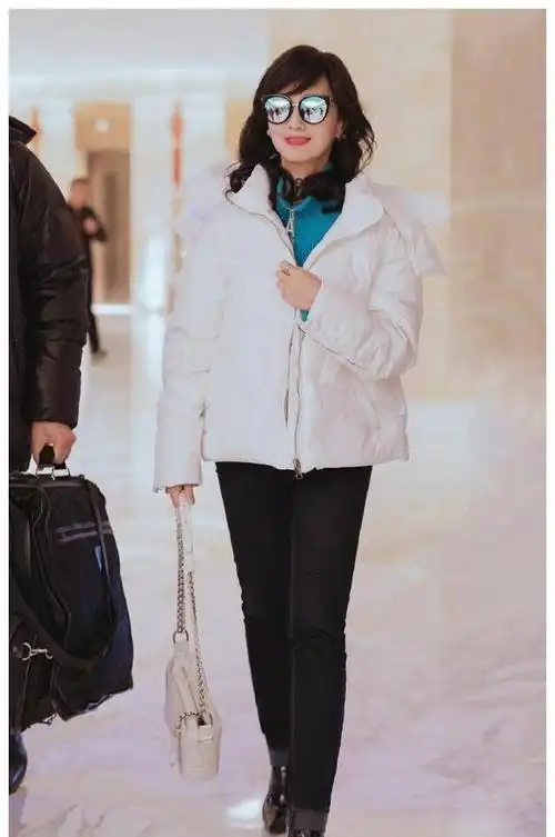 赵雅芝老是老了点,但竹签腿真抢镜,穿白色羽绒服看不出真实年龄|内搭