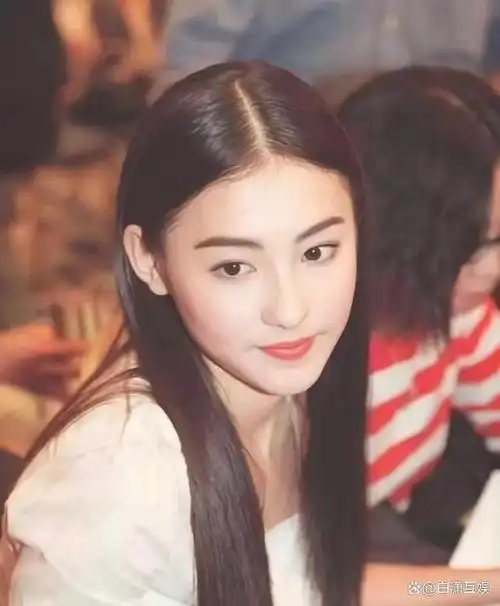 然而,在她的颜值巅峰时期,她更是成为众多女明星心中的崇拜对象