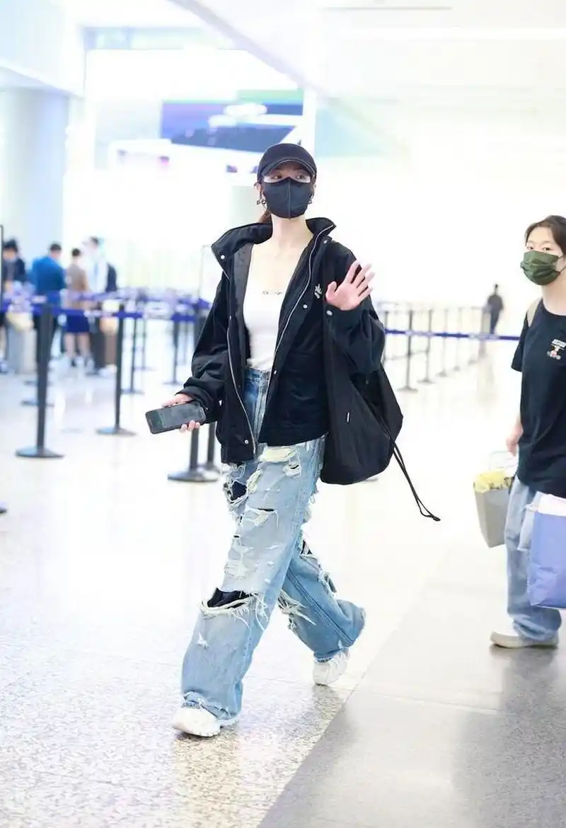 钟楚曦机场街拍,黑色运动外套配破洞牛仔裤,棒球帽休闲时尚!