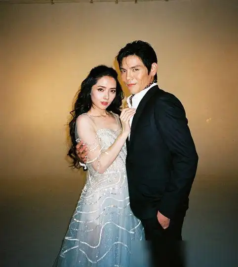 向佐郭碧婷的婚纱硬照两人在镜头前相互依偎完全是时尚大片