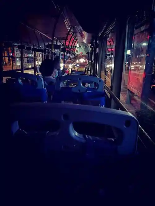 城市夜景公交车