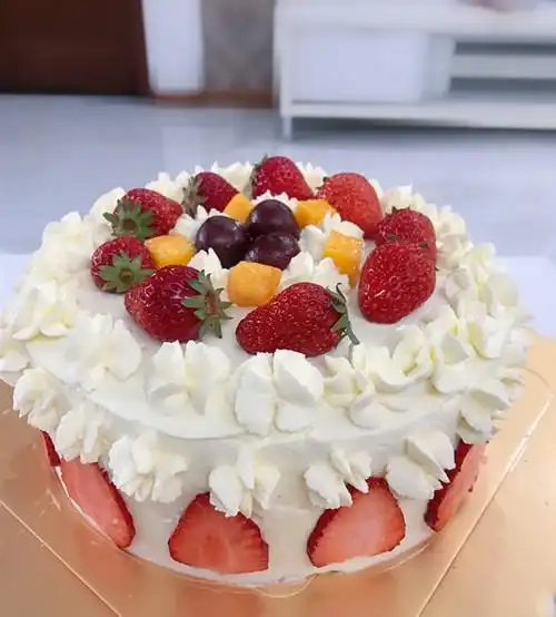 蛋糕胚是扎扎实实的纯牛奶,鸡蛋,鲁花玉米油奶油家庭版生日蛋糕,材料