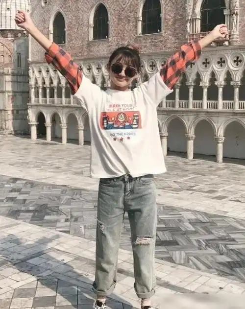 曲芷含的款式也很时尚,但她的颜值现在也很时髦,因为她长得像郑爽