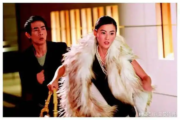 张柏芝:穿比基尼帮陈小春涂油,一顿操作猛如虎,互动频繁!