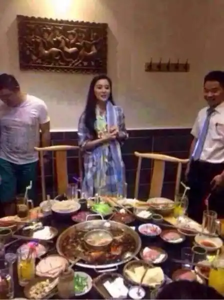 范冰冰吃火锅.