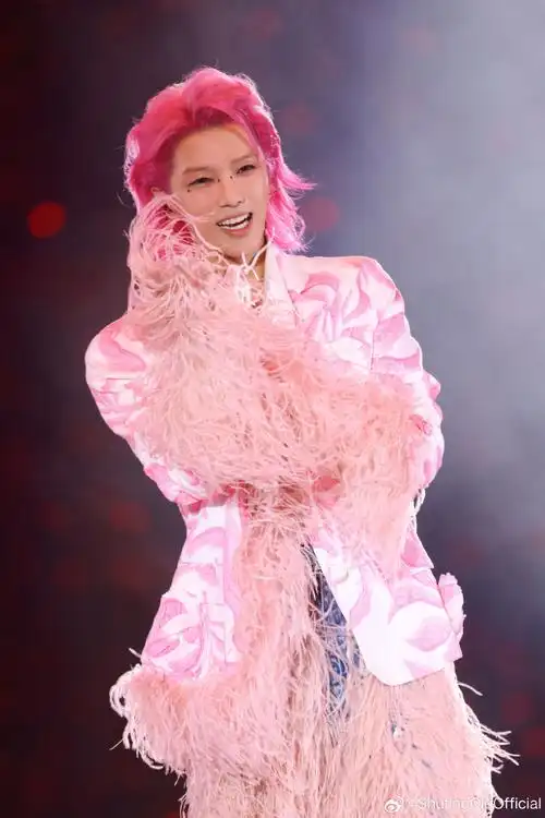华晨宇yu火星演唱会上身shuting qiu ss24粉色鸵鸟毛西装,以星辰般