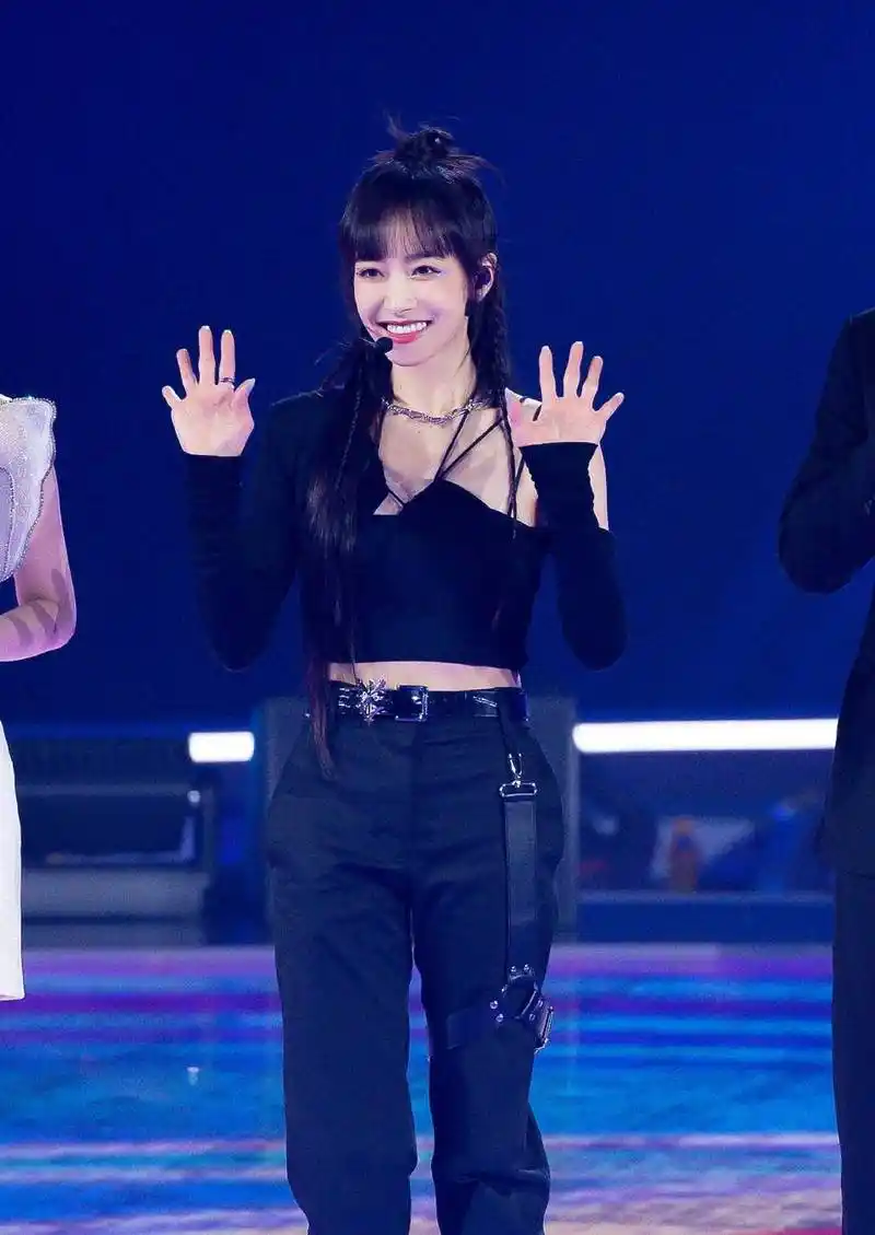 宋茜穿露脐装扎长辫大秀小蛮腰!