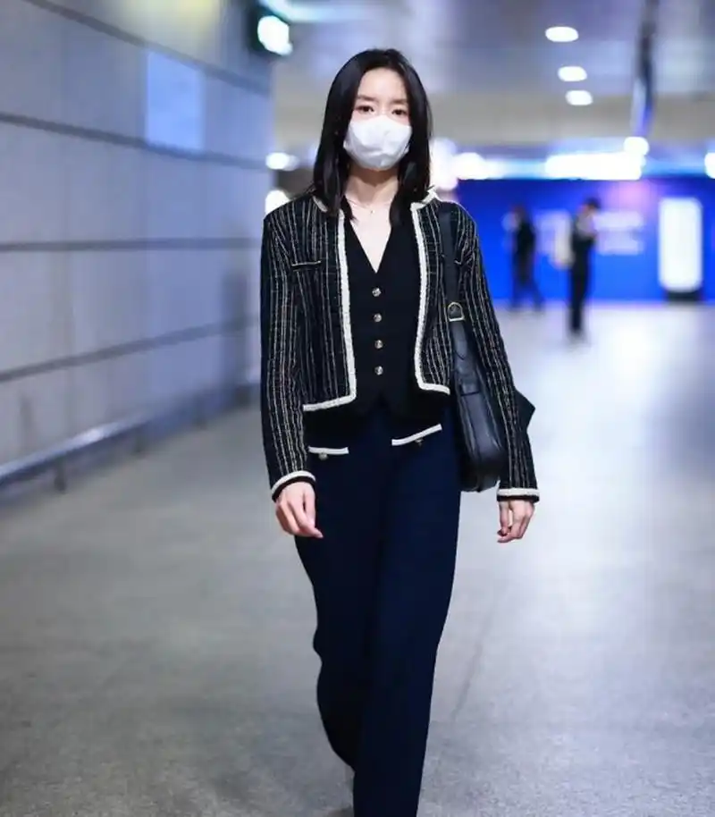 董洁走机场,黑色相间的小香风外套搭配黑色阔腿裤,白色运动鞋,舒适又