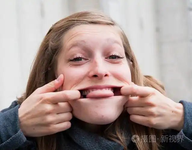 女性作出滑稽的鬼脸