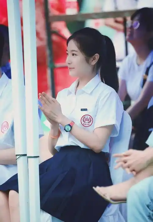 李兰迪重回"余周周"时代,穿白衬衫百褶裙,学霸少女好清纯_气质_白色