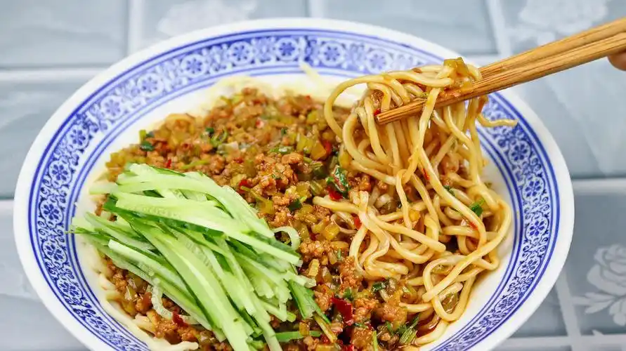 大厨教你做家常炸酱面,调好酱汁是关键,端上桌一人能吃两大碗