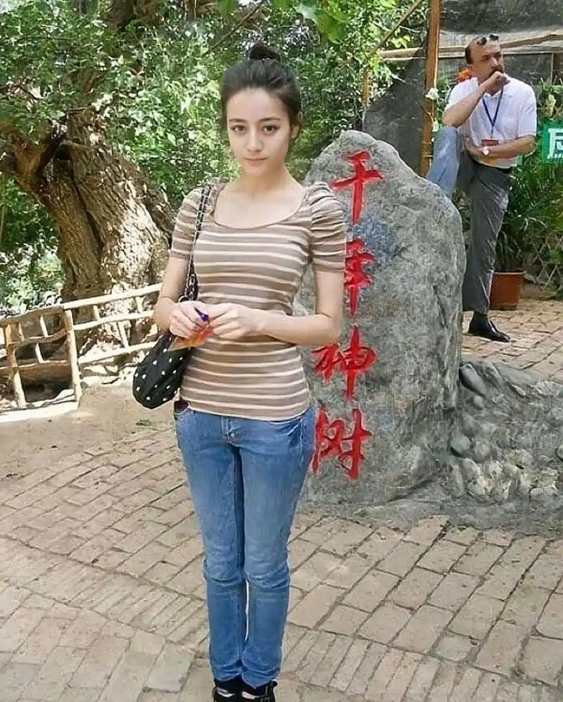 这是迪丽热巴素人时期的照片吧,好清纯哦.