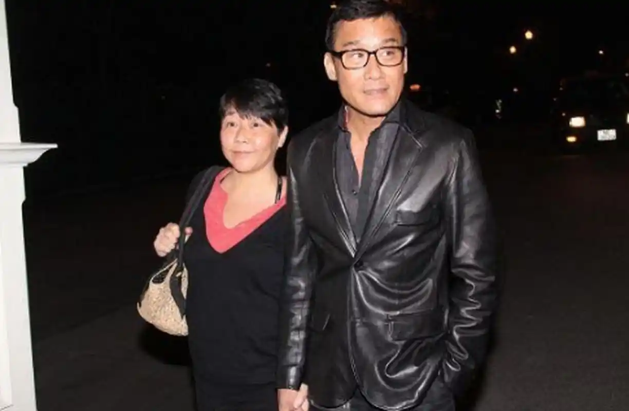 这绝对是女人都羡慕的婚姻,千面影帝梁家辉与妻子江嘉年结婚32年不离