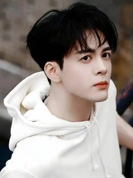 怼脸拍真的很扛得住 过分帅气~曾舜晞丨#曾舜晞自带私梳#很困的白面条