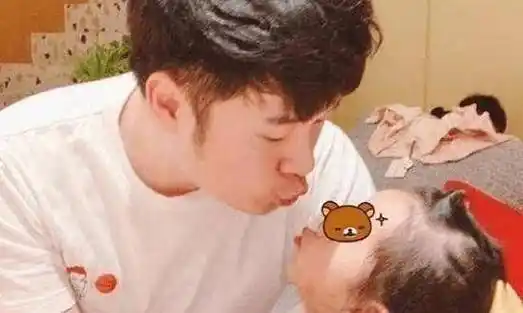 原创陈赫带俩女儿出游一手牵一个画面温馨真是一个好父亲