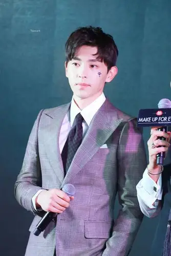 【潮剪】邓伦穿西装帅气有型似王子,括号刘海三七分年轻人最爱