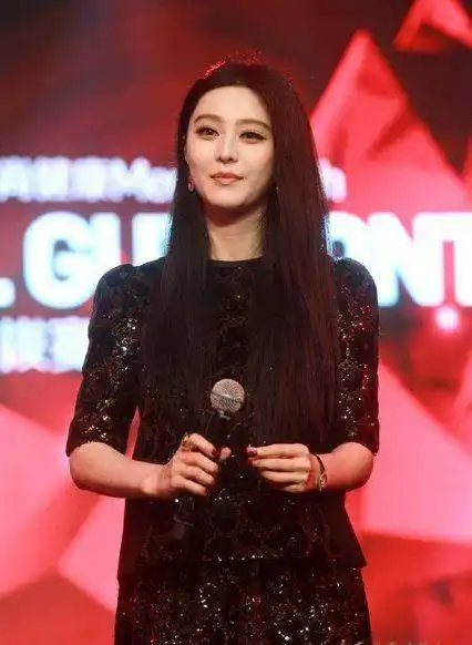 老照片:景甜和范冰冰同框热聊,神秘男子手搭范冰冰香肩